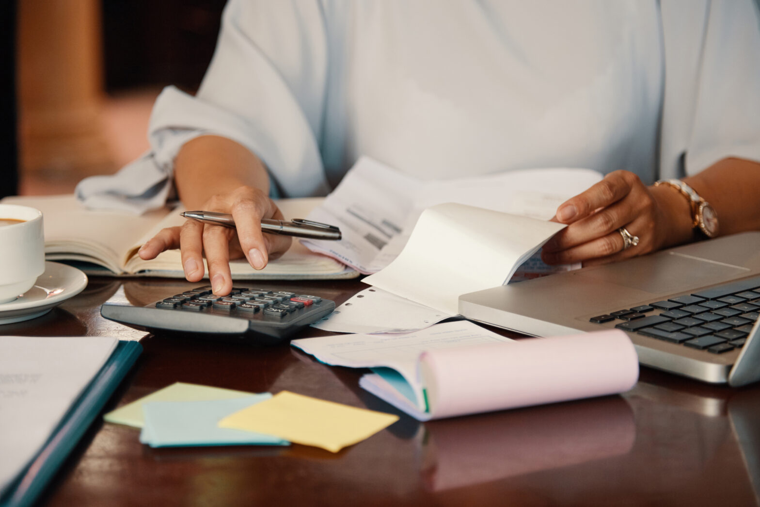 Descubra como funciona a contabilidade do seu comércio, como ela pode ser dividida e sua importância para a empresa, podendo impedir complicações futuras.